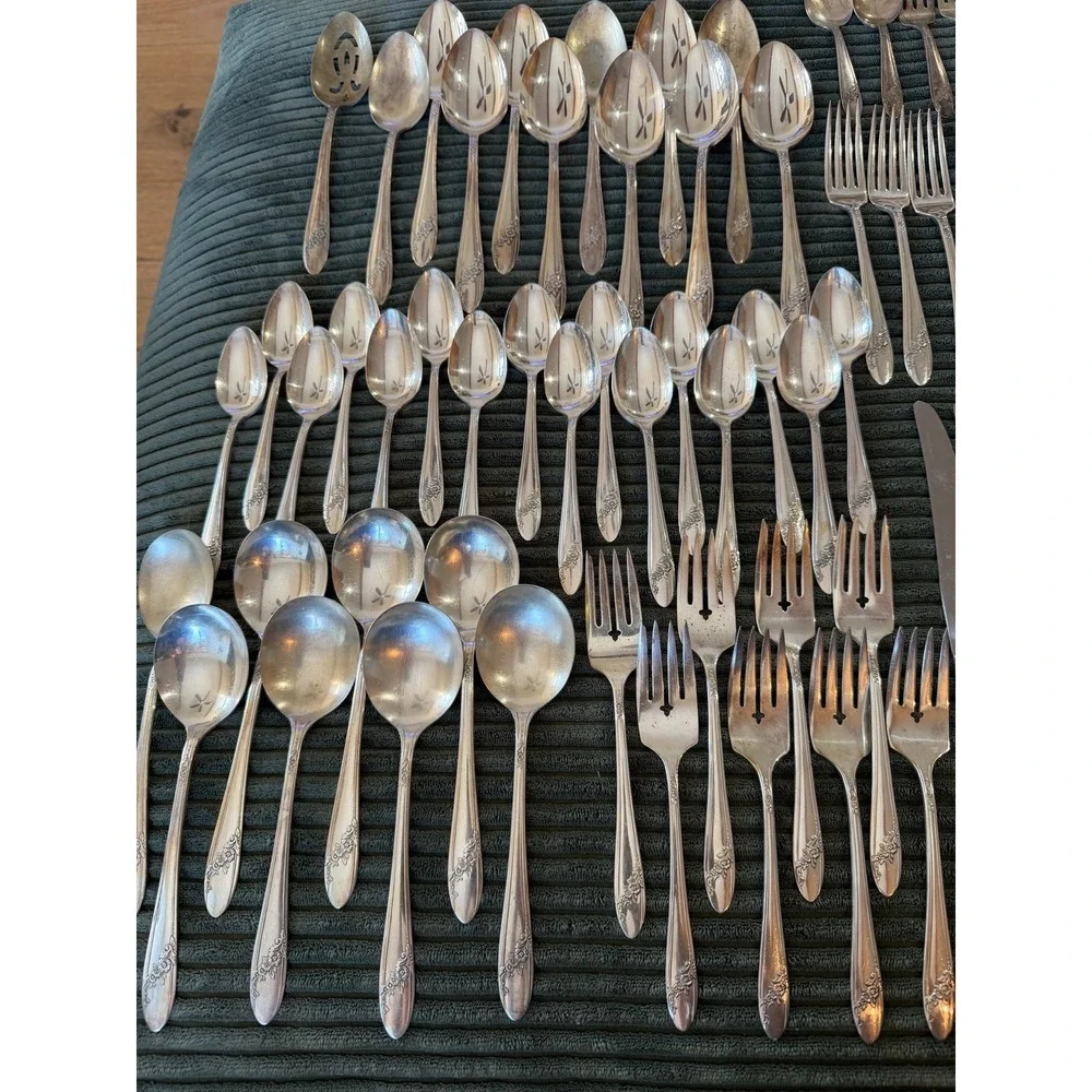 Vintage Oneida Queen Bess Pattern Silverplate Large Flatware Set of 66‎ Pieces